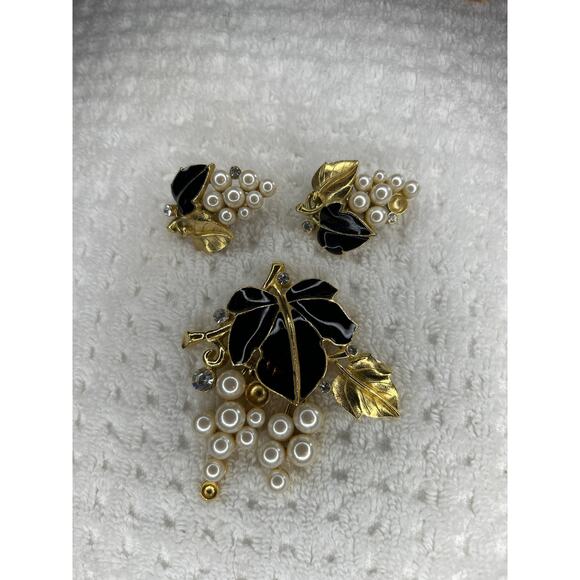 Vintage Crown Trifari Kuno Matsumoto Grap Leaf & Pearl Pin & Clip On Earrings - Picture 1 of 7